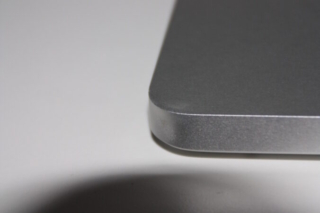 Apple-MacBook-Pro-Backofen-03 Bild einer Delle in der Ecke eines MacBook Pro.