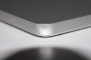 Apple-MacBook-Pro-Backofen-04 Bild einer Delle in der Ecke eines MacBook Pro.