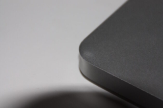 Apple-MacBook-Pro-Backofen-05 Bild einer Delle in der Ecke eines MacBook Pro.