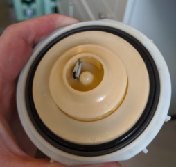 Bosch Geschirrspülmaschine und der Fehler E-21 Bild der geöffneten Pumpe mit einem verklemmten Fremdkörper.