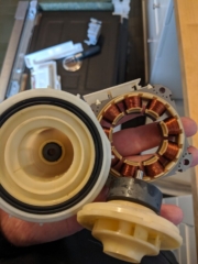 Bosch Geschirrspülmaschine und der Fehler E-21 Bild der komplett zerlegten Pumpe, nach der Reinigung.