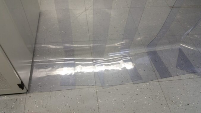 Schlechtes Beispiel für einen Kaltgang in einem DataCenter in Frankfurt eines großen und bekannten Anbieters. Zu lange Lamellen auf dem Boden.