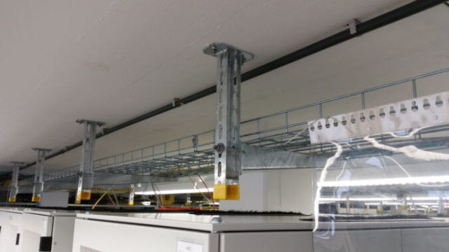 Schlechtes Beispiel für einen Kaltgang in einem DataCenter in Frankfurt eines großen und bekannten Anbieters. Nicht durchgehend.