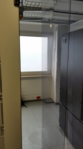 Schlechtes Beispiel für einen Kaltgang in einem DataCenter in Frankfurt eines großen und bekannten Anbieters. Nicht durchgehend geschlossen.