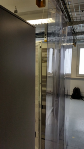 Schlechtes Beispiel für einen Kaltgang in einem DataCenter in Frankfurt eines großen und bekannten Anbieters. Nicht durchgehend geschlossen.