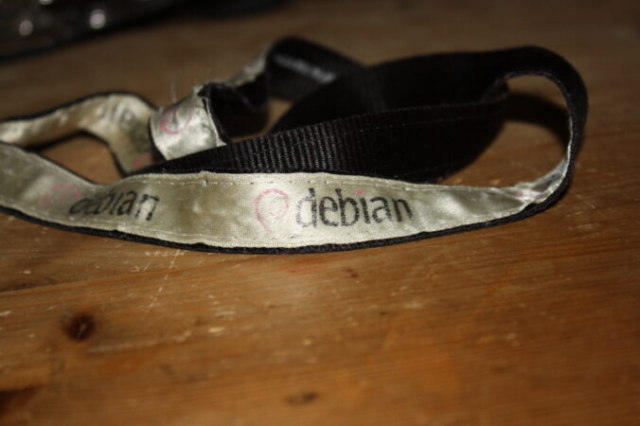 Bild eines alten ausgeblichenen Debian Key Chain