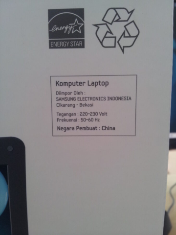Bild einer Laptop Verpackung aus Chine auf welcher Computer Laptop mit K anstelle von C geschrieben wurde.