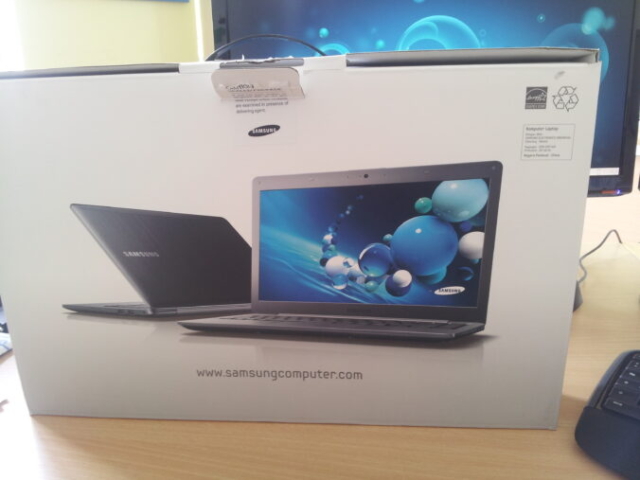 Bild einer Laptop Verpackung aus Chine auf welcher Computer Laptop mit K anstelle von C geschrieben wurde.