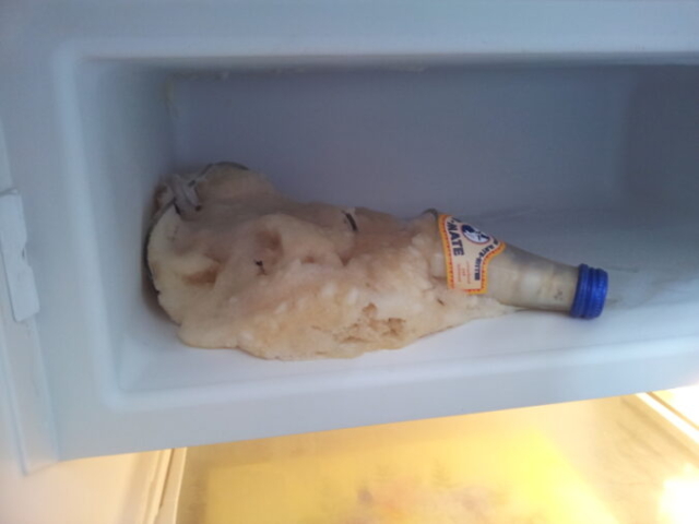 Bild einer im Eisfach geplatzten Flasche Club Mate.