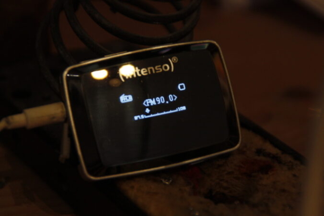 Bild eines Intenso MP3 Players mit aktiver FM Radio Funktion beim Lauschen auf die 90MHz FM Frequenz vom Raspberry Pi Radiosender.