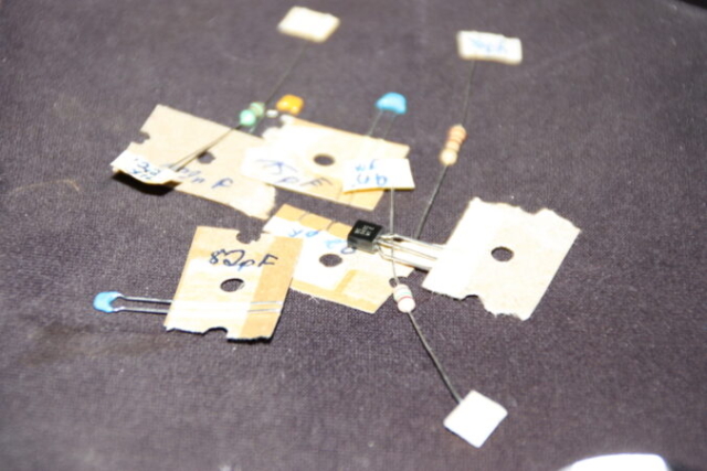 Einzelne Elektronikbauteile für den Raspberry Pi Radiosender.