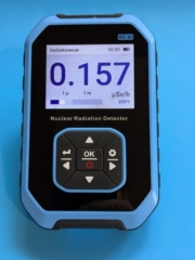 Blick auf das Display des FNIRSI GC-01 Nuclear Radiation Detectors mit der Rad Pro Firmware - Instantaneous
