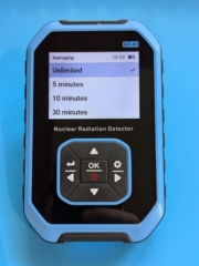 Blick auf das Display des FNIRSI GC-01 Nuclear Radiation Detectors mit der Rad Pro Firmware - Averaging