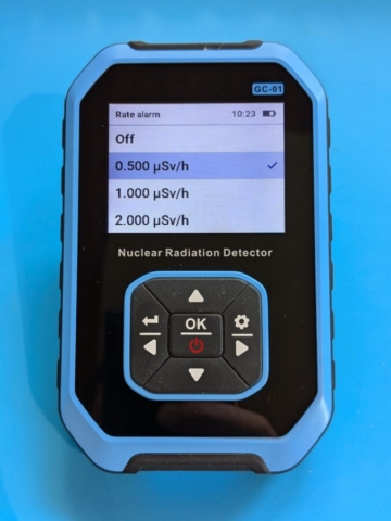 Blick auf das Display des FNIRSI GC-01 Nuclear Radiation Detectors mit der Rad Pro Firmware - Rate alarm