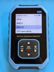 Blick auf das Display des FNIRSI GC-01 Nuclear Radiation Detectors mit der Rad Pro Firmware - Conversion factor