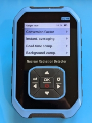 Blick auf das Display des FNIRSI GC-01 Nuclear Radiation Detectors mit der Rad Pro Firmware - Geiger tube