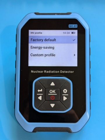 Blick auf das Display des FNIRSI GC-01 Nuclear Radiation Detectors mit der Rad Pro Firmware - HV profile