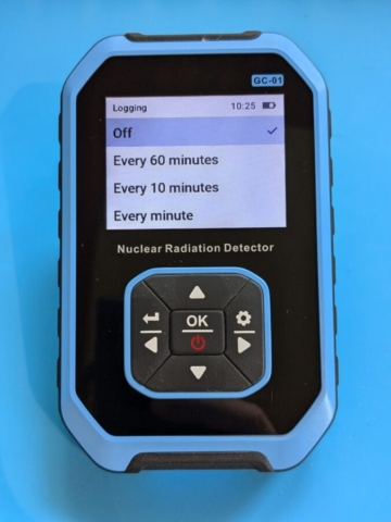 Blick auf das Display des FNIRSI GC-01 Nuclear Radiation Detectors mit der Rad Pro Firmware - Logging