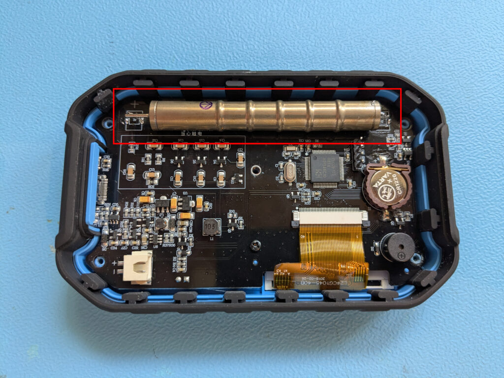 Geöffneter FNIRSI GC-01 Nuclear Radiation Detector mit installiertem SBM-20-1 Zählrohr.
