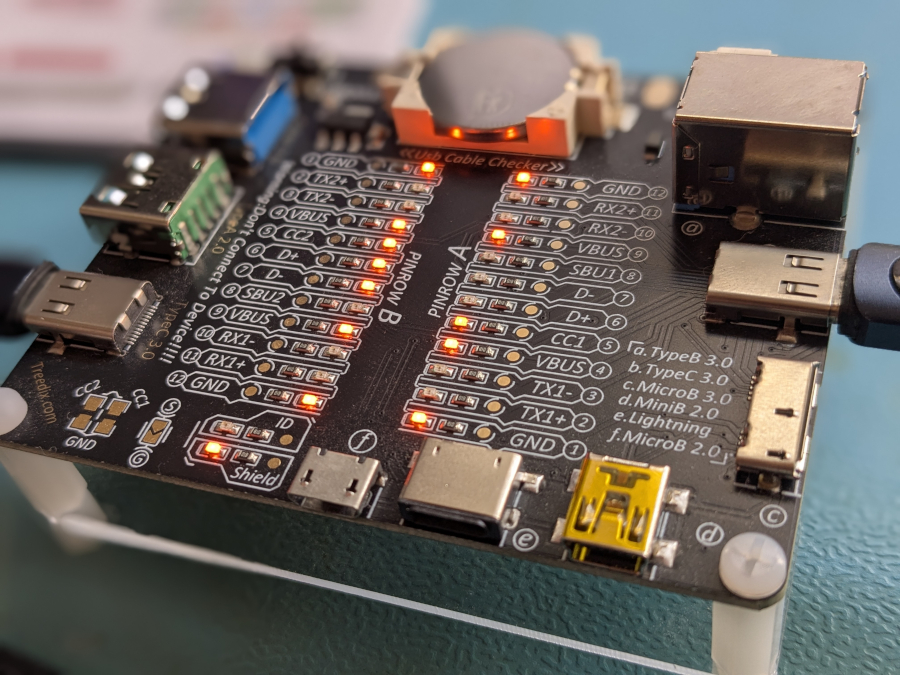 USB Kabeltester mit leuchtenden LEDs und eingestecktem USB-C Kabel.