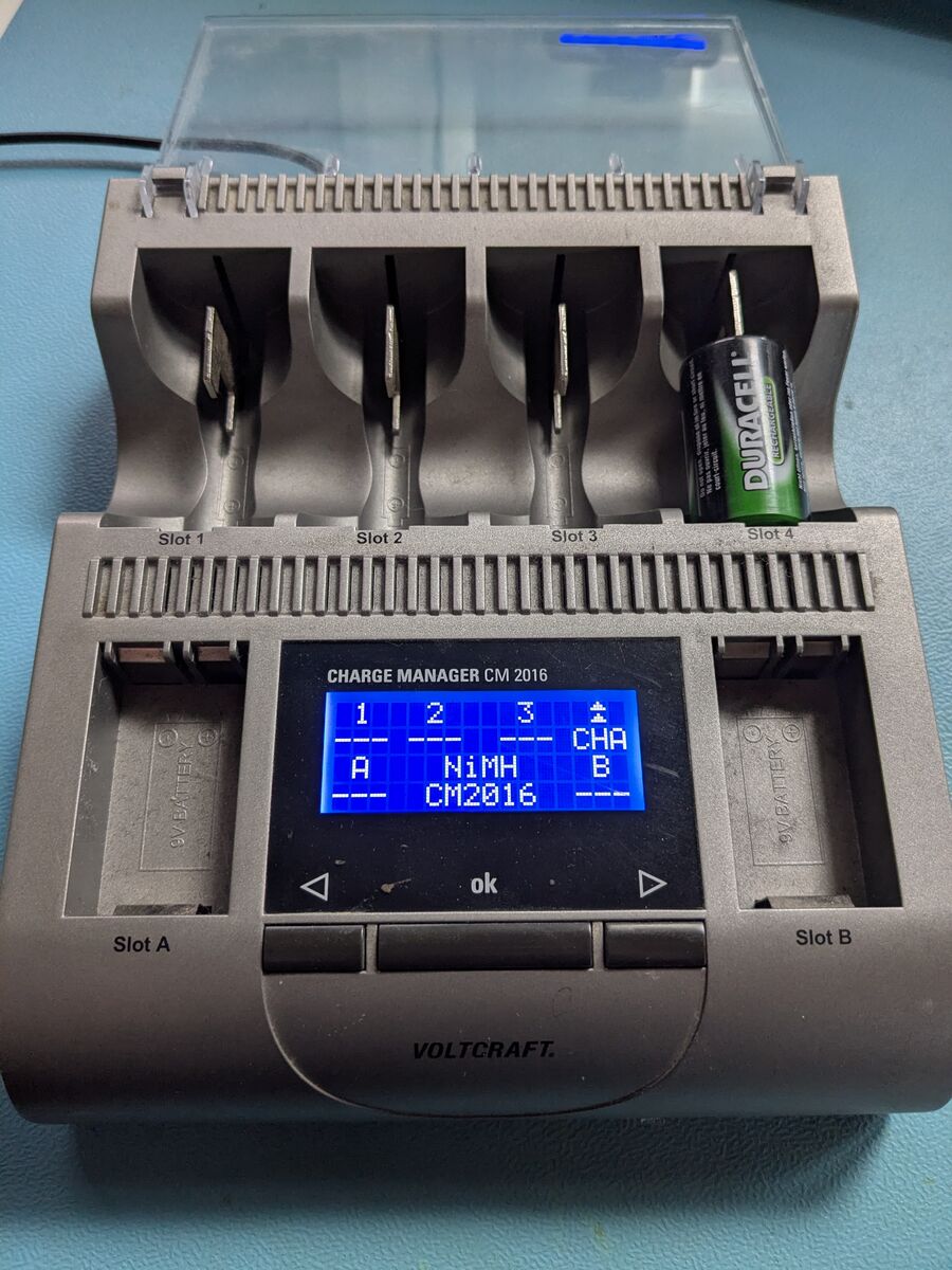 Voltcraft Charge Manager CM 2016 Frontansicht mit Display und eingelegtem Akku