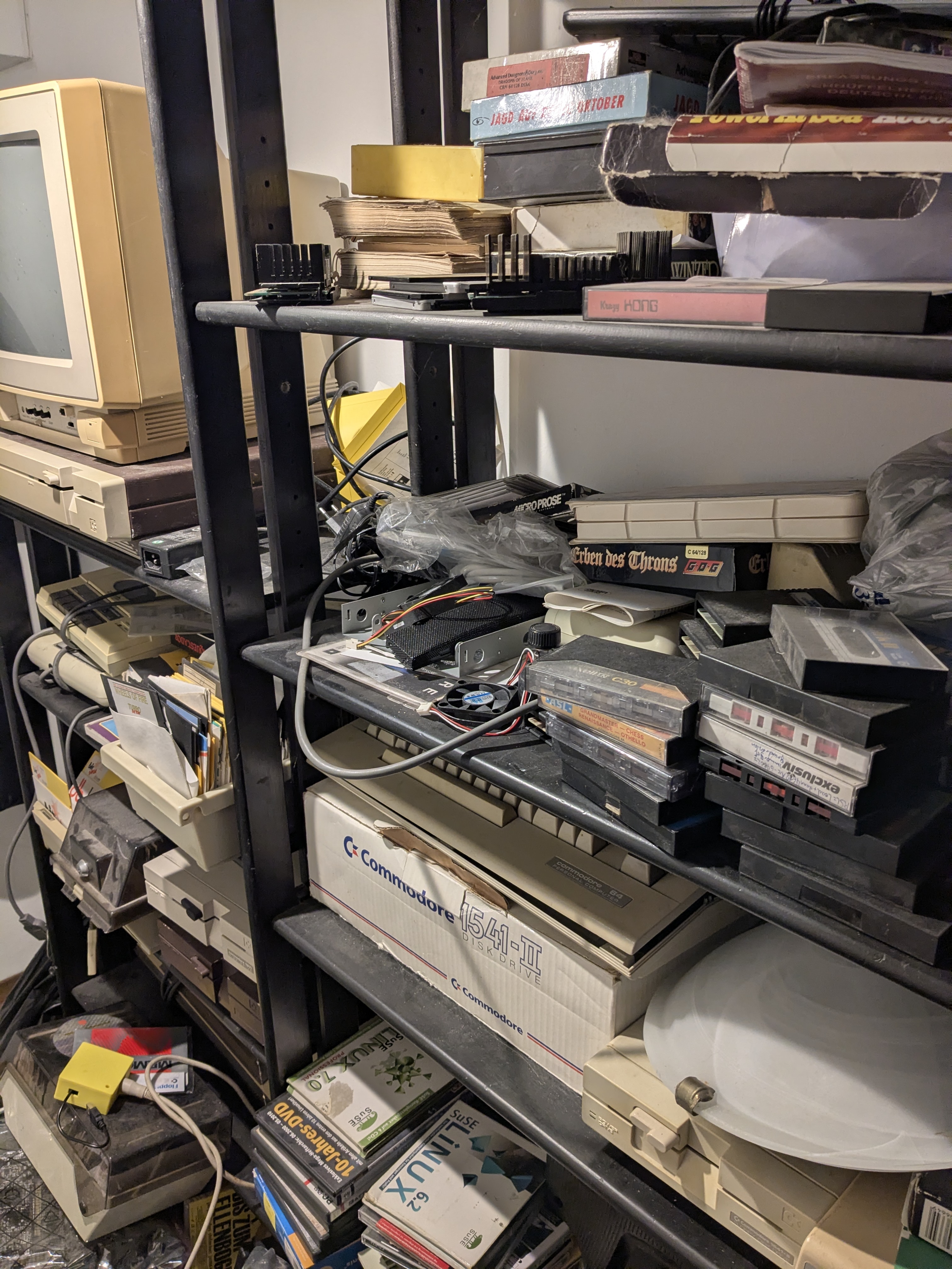 Zweite Perspektive des Retro-Regals mit Commodore 1541-II, Disketten- und Kassettensammlung