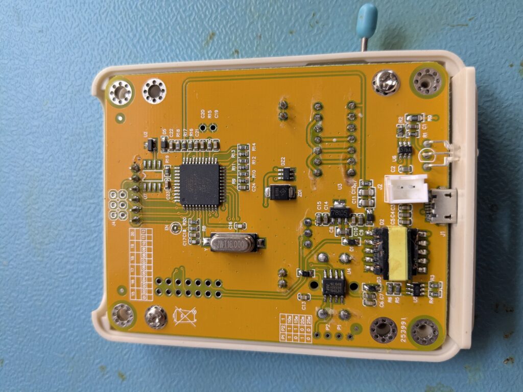 PCB-Rueckseite des TC1 mit ATmega324PA Hauptprozessor und STC15L104W Power-Management-Chip