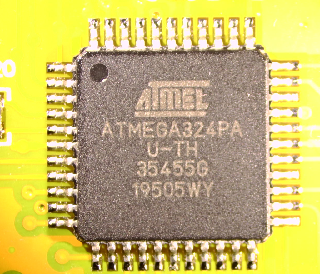 Nahaufnahme des ATmega324PA-U-TH Chips auf der TC1-Platine