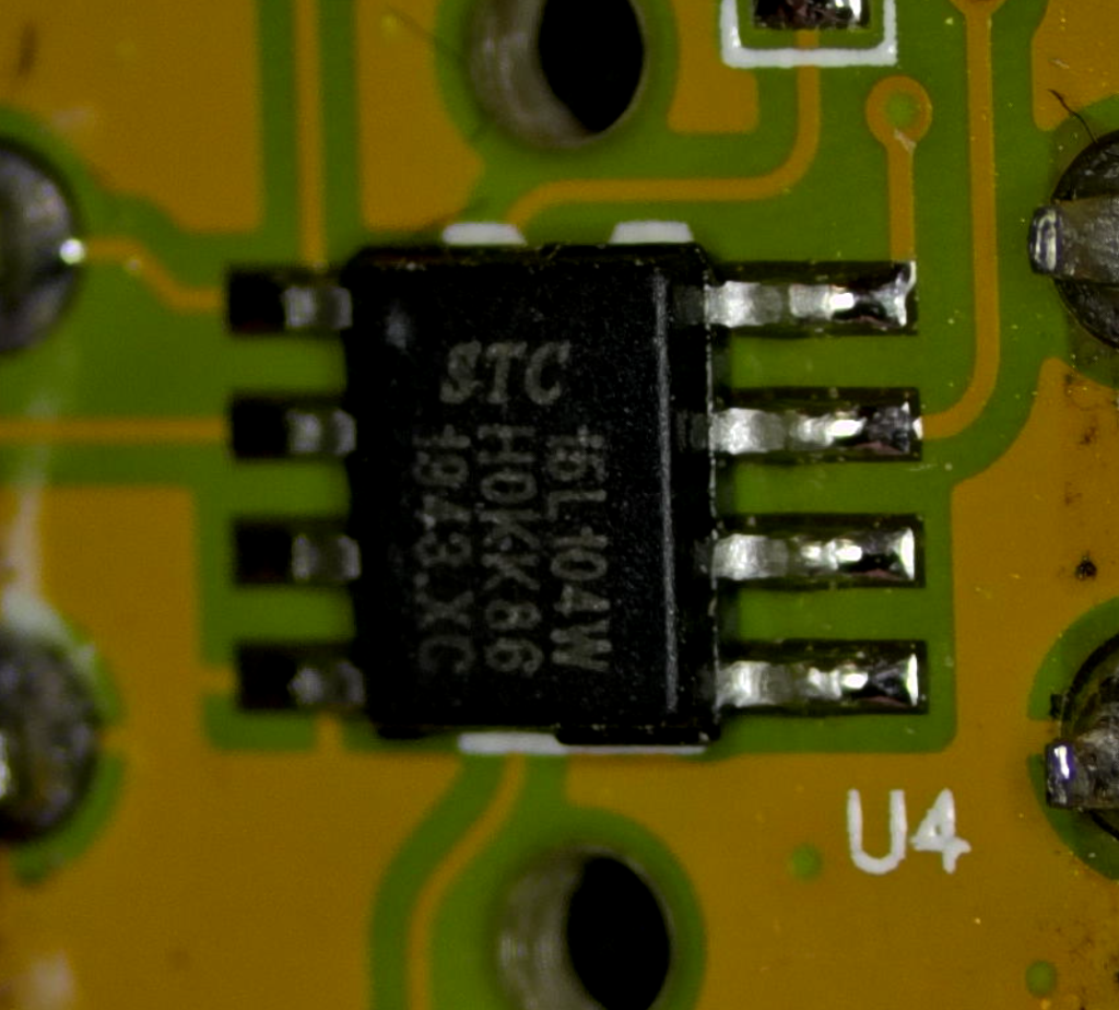Nahaufnahme des STC15L104W (U4) Power-Management-Chips im SOP-8 Gehaeuse