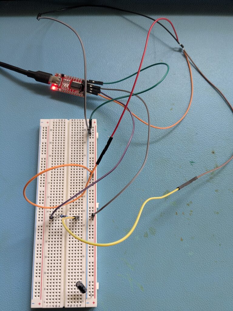 Ausgeloeteter STC15L104W auf Breadboard verkabelt mit FT232RL Adapter zum Flashen