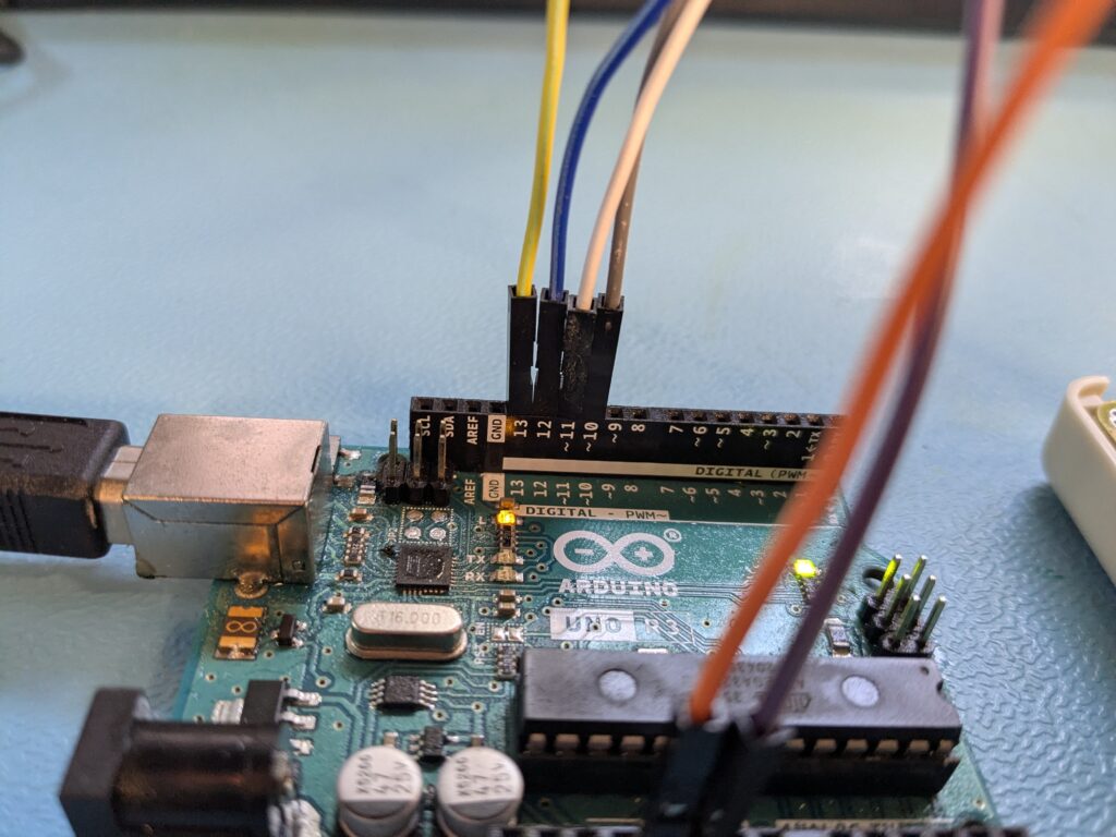 Arduino Uno als ISP-Programmer mit Dupont-Kabeln an den Digital-Pins