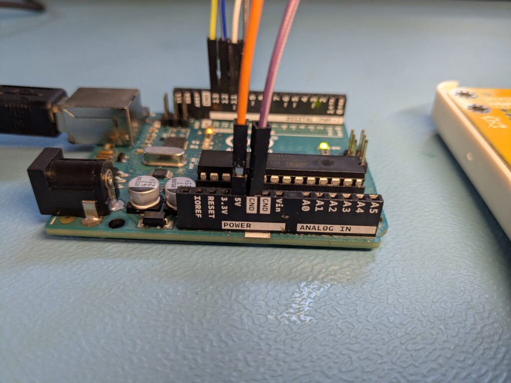 Arduino Uno Power-Seite mit VCC und GND Verkabelung fuer ISP-Programmierung