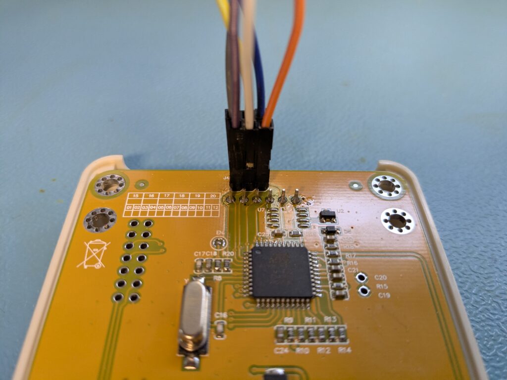ISP-Kabel am J4-Header auf der TC1-Platinenrueckseite angeschlossen