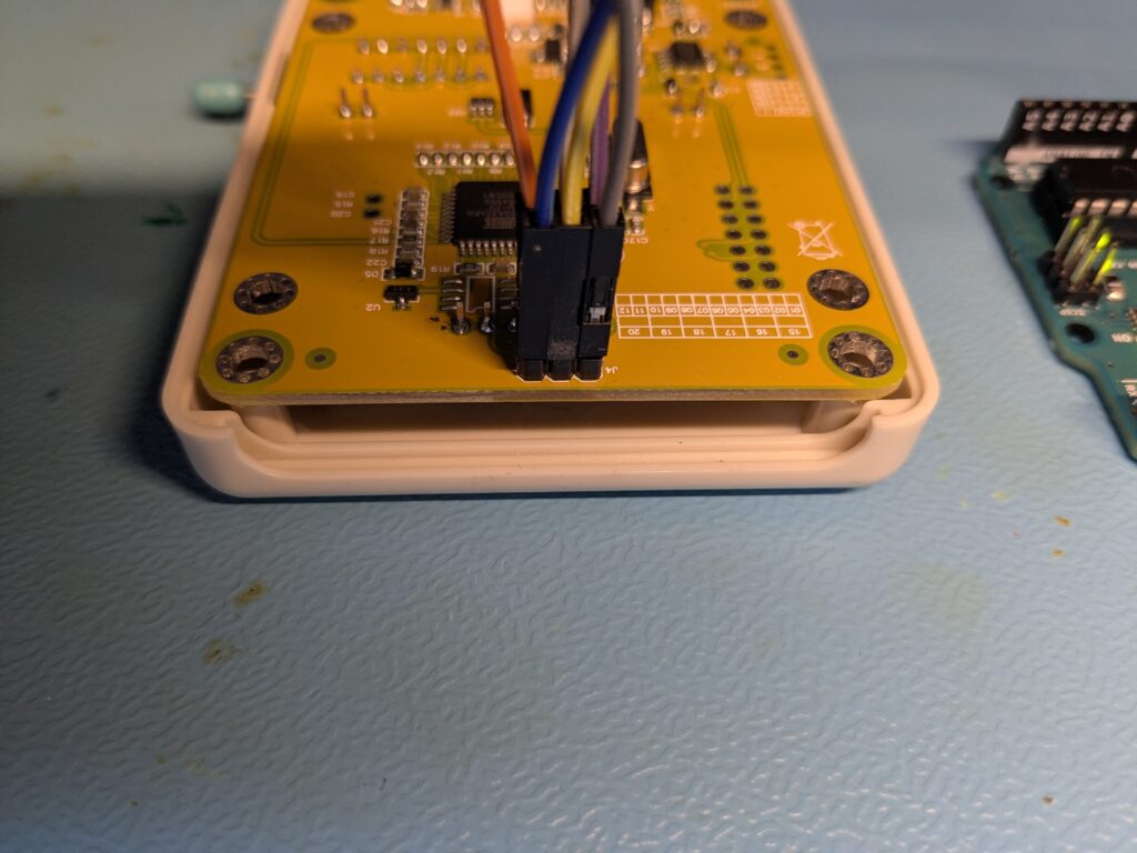 Seitenansicht des TC1 mit angeschlossenem ISP-Kabel am J4-Header