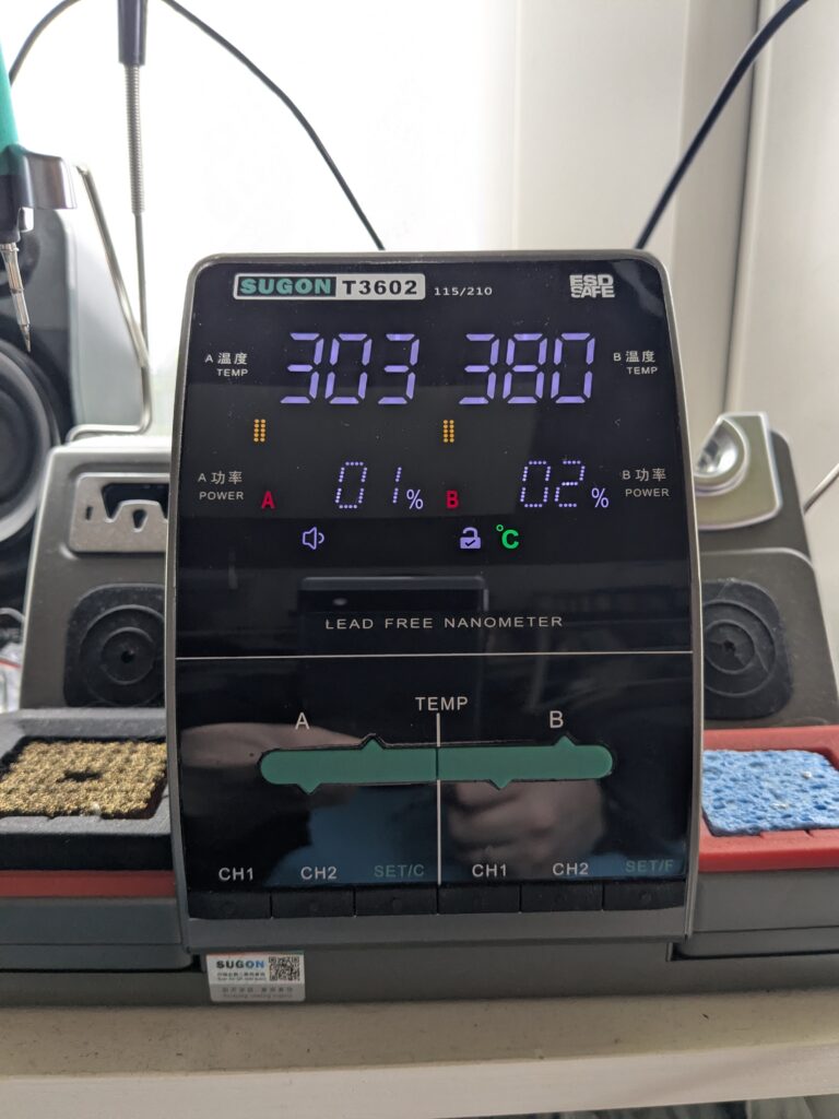 Sugon T3602 Dual-Channel Loetstation mit Temperaturanzeige auf dem Arbeitsplatz