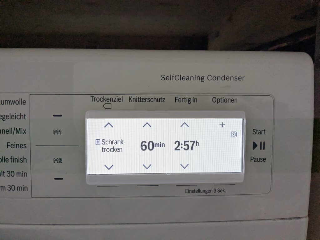 Display des Bosch WTY87701 zeigt das laufende Programm Schranktrocken mit Restzeit