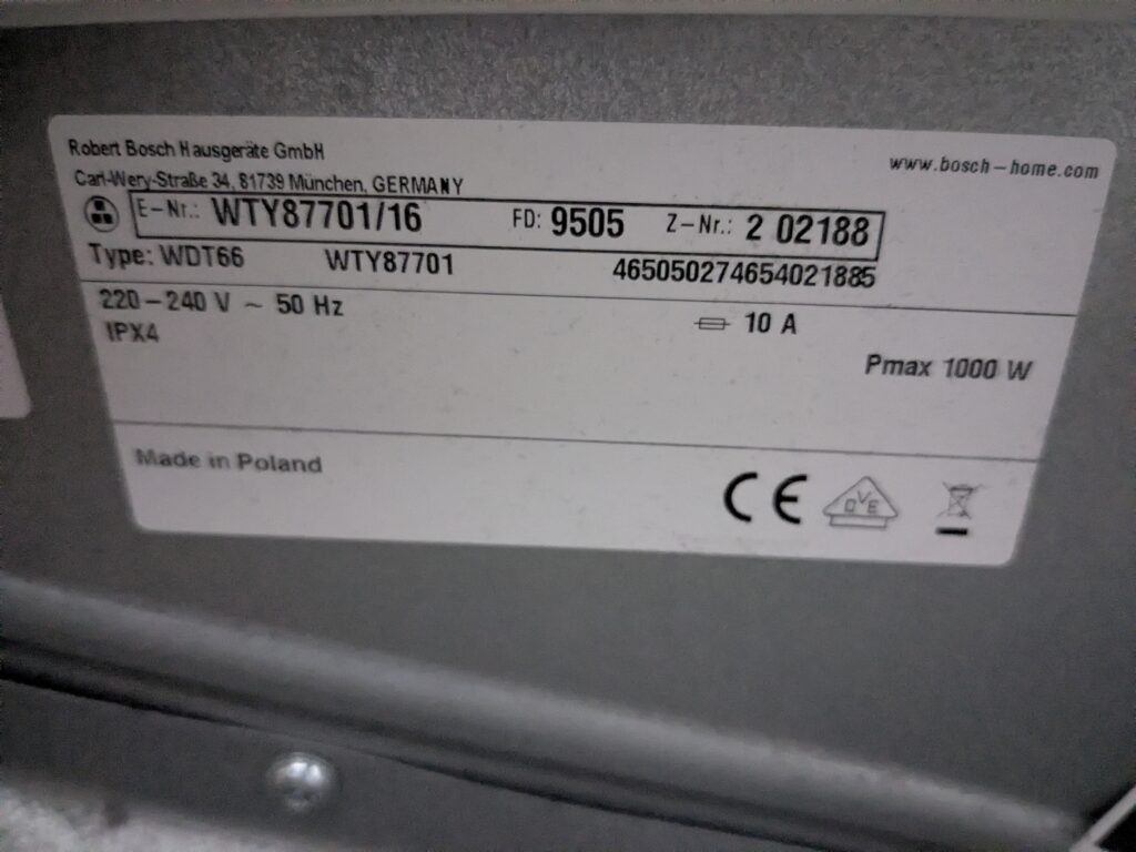 Typenschild des Bosch WTY87701 mit E-Nr WTY87701, Typ WDT66, FD-Nummer 9505 und Herstellungsangaben