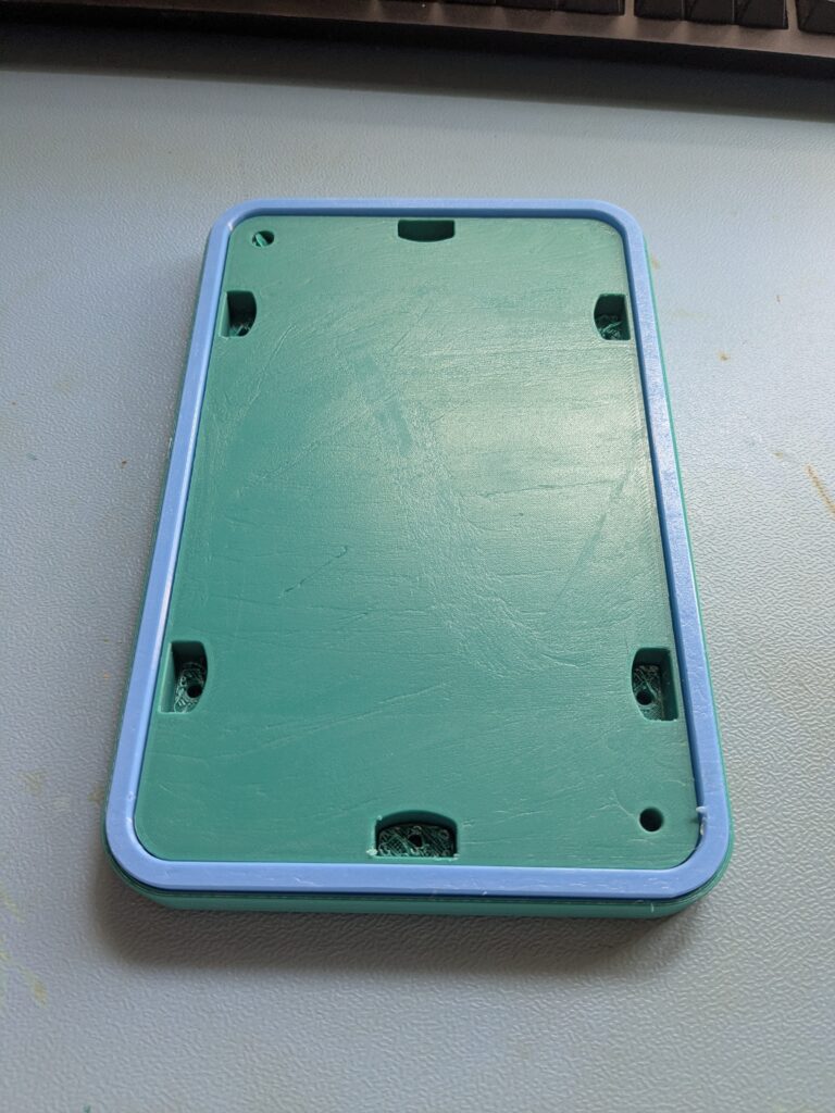 Gedruckte ABS-Klappe mit aufgelegter blauer TPU-95A-Dichtung