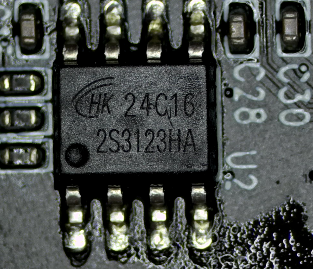 Mikroskop-Makro des HK 24C16 I2C-EEPROM mit 2 KiB Kapazität auf der Capture-Platine