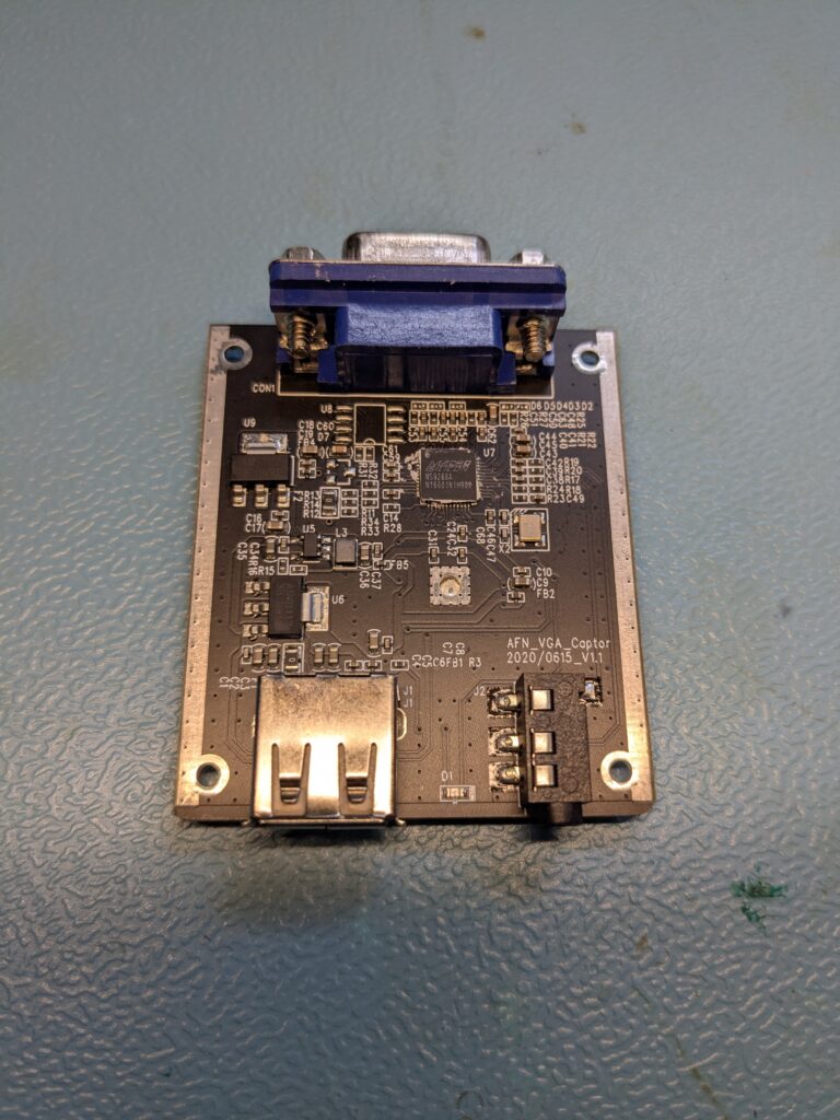 Platine des VGA-USB-Capture-Sticks mit VGA-Stecker, USB-A-Buchse, Audio-Header und Silkscreen AFN_VGA_Captor