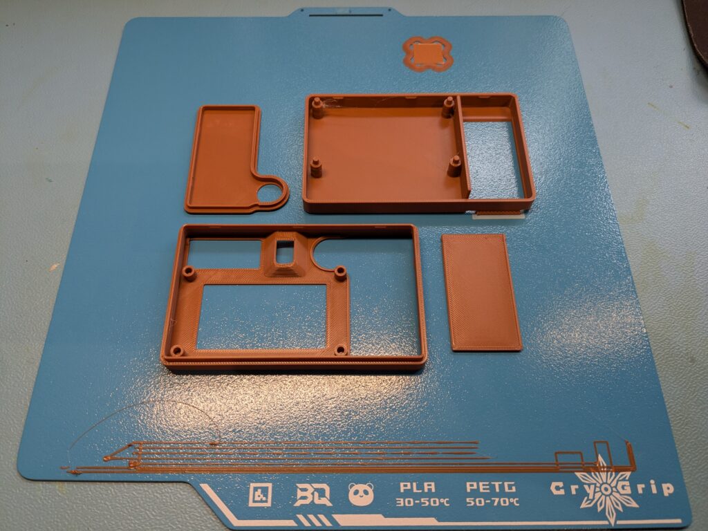 3D-gedruckte PETG-Gehäuseteile direkt von der Druckplatte für den LCR-T4-Plus