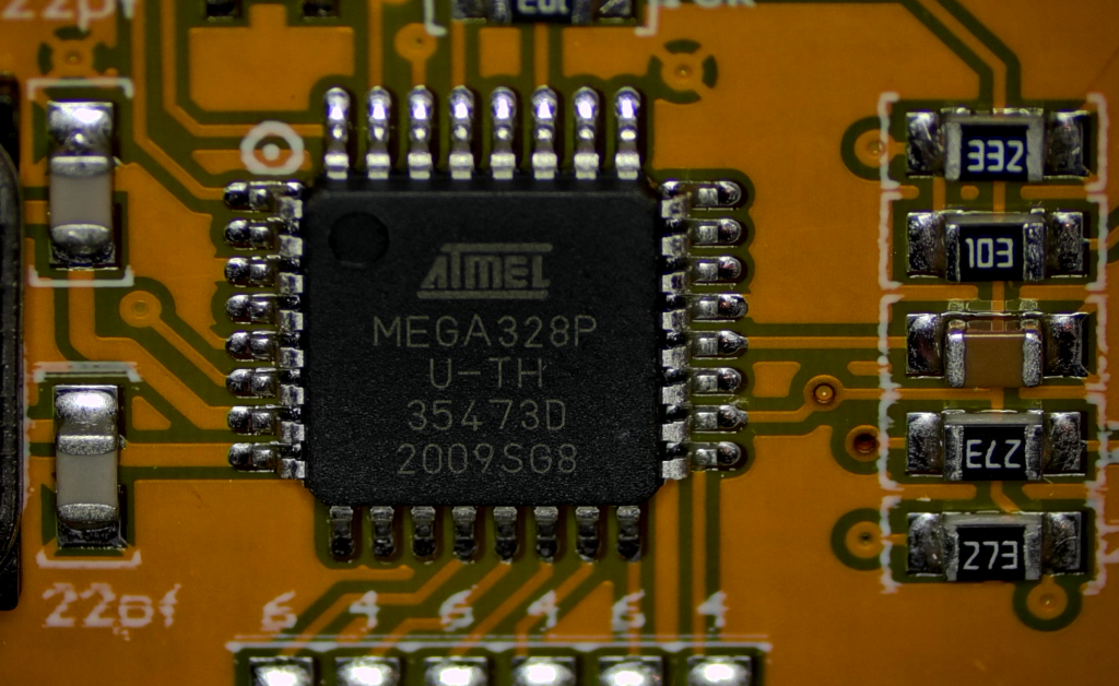 Mikroskop-Closeup auf den ATmega328P-U-TH mit Date-Code 2009SG8