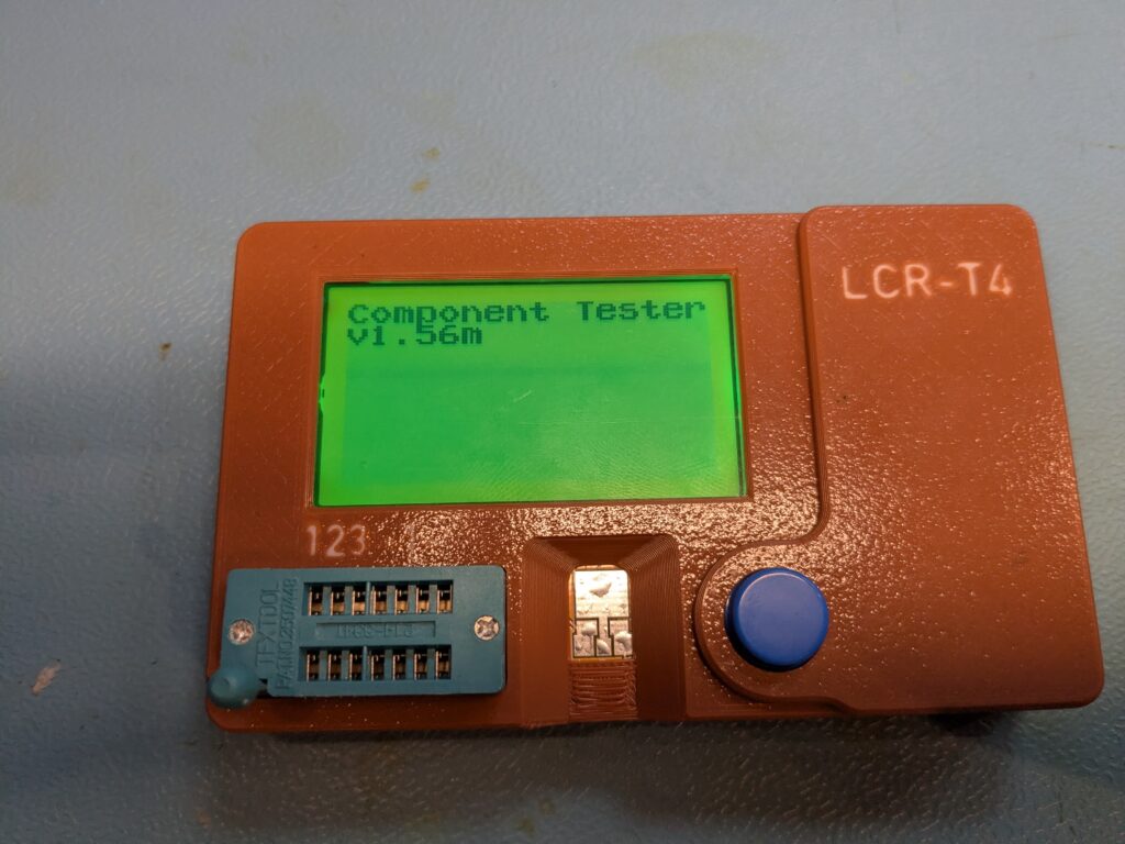Fertig zusammengebauter T4-Plus v2 im 3D-Gehäuse mit Boot-Banner Component Tester v1.56m