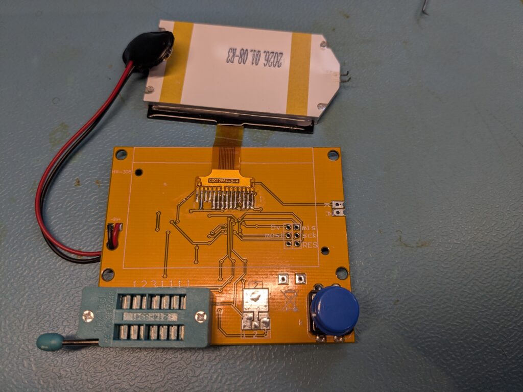 Aufgeklappter LCR-T4-Plus v2 mit ZIF-Sockel, blauem Start-Button und ISP-Header mit vertauschten Silkscreen-Labels