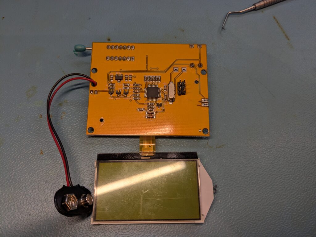 PCB-Rückseite des T4-Plus v2 mit ATmega328P, 8-MHz-Quartz und 9V-Block-Anschluss