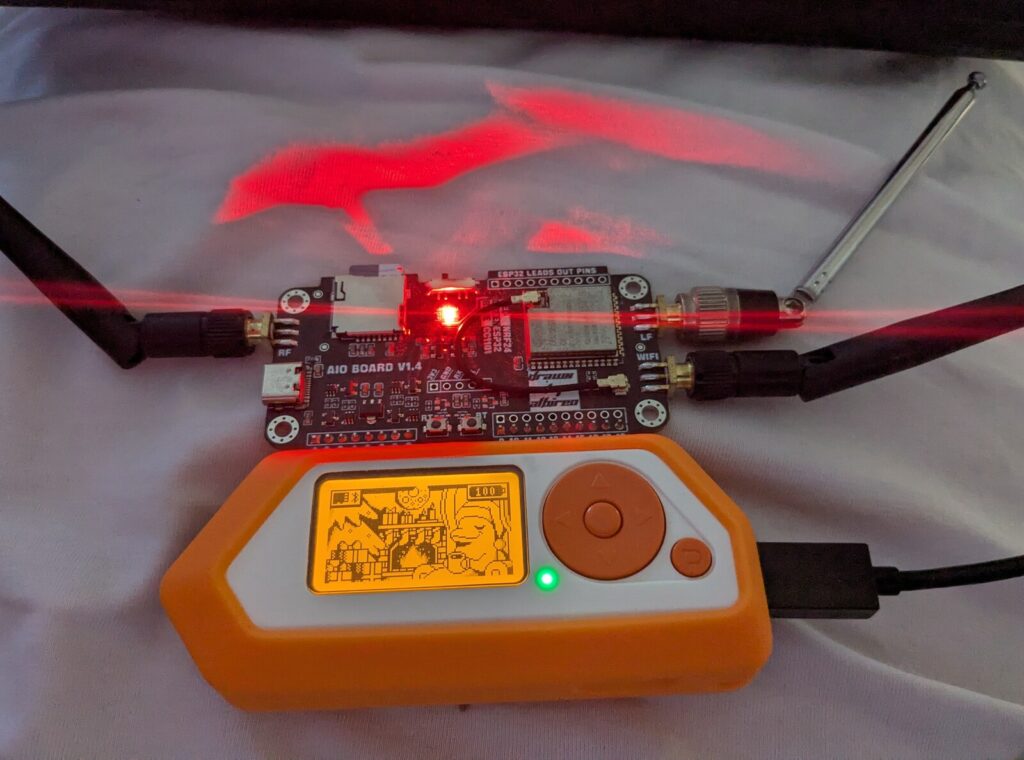 Flipper Zero mit aufgestecktem AIO Board V1.4 und drei Antennen, betriebsbereit. Das Board trägt neben ESP32 und CC1101 das nRF24-Radio.