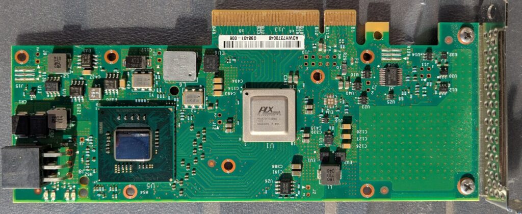 Platine des Intel QuickAssist Adapter 8950-SCCP ohne Kühlkörper, links der nackte Coleto-Creek-Die, mittig der PLX PEX 8724 als PCIe-Switch, rechts eine unbestückte Lötfläche
