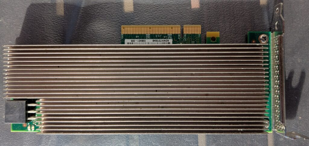 Intel QuickAssist Adapter 8950-SCCP mit montiertem passiven Kühlkörper, Low-Profile-Karte mit PCIe-Steckkontakten und Slotblech