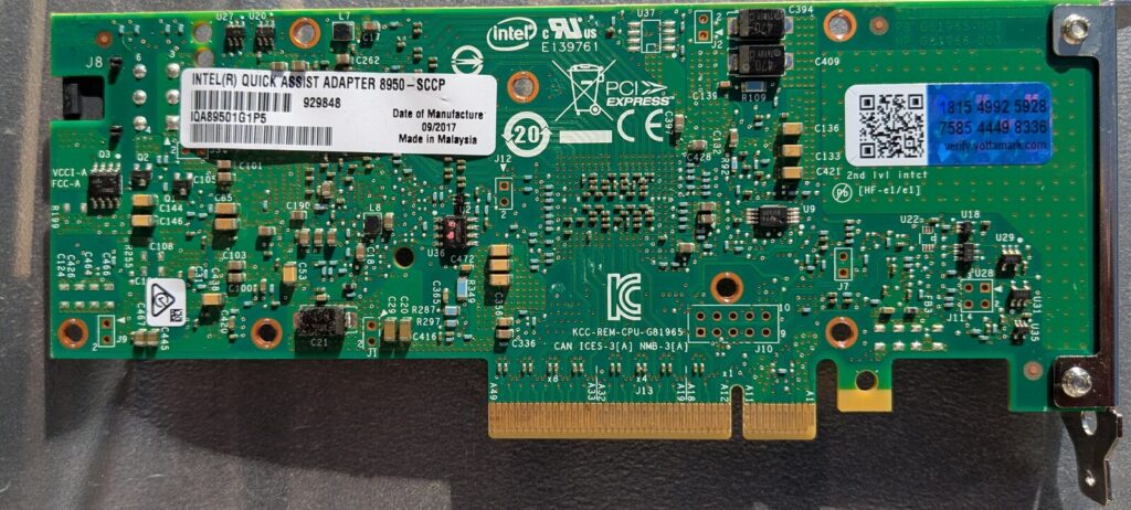 Rückseite des Intel QuickAssist Adapter 8950-SCCP mit Typenschild, Bestellnummer IQA89501G1P5, Intel MM 929848 und Herstelldatum 09/2017