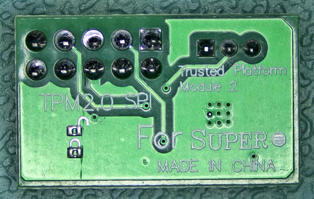Freigestelltes TPM-Steckmodul für einen Supermicro-Header, Beschriftungsseite mit „TPM2.0 SPI", „Trusted Platform Module 2" und „For Super".
